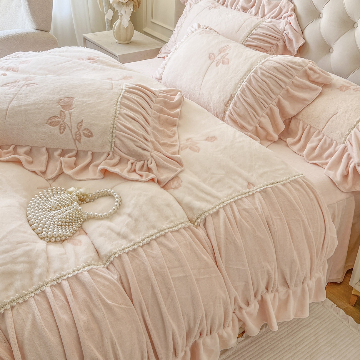 91家纺网 家纺一手货源 找家纺 亲亲公主 2025新款加厚高克重牛奶绒法式公主风四件套-热恋玫瑰 粉玉