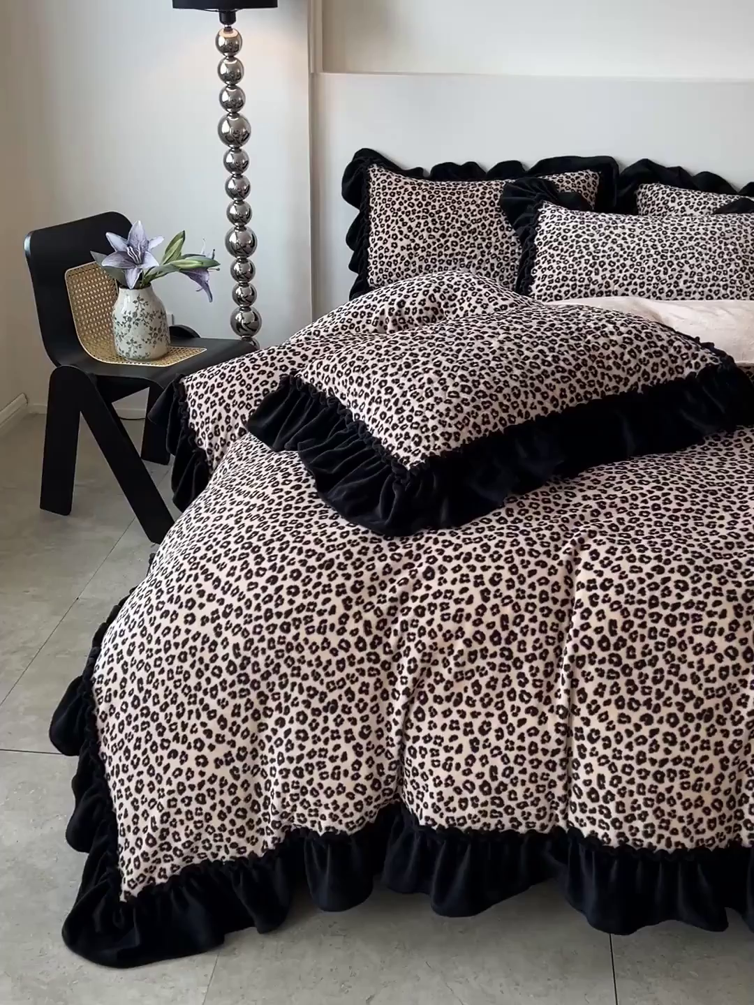 91家纺网 家纺一手货源 找家纺 （总）鹿辉家居（原吉欧力） 2025新款牛奶绒赫本风夹棉床盖四件套