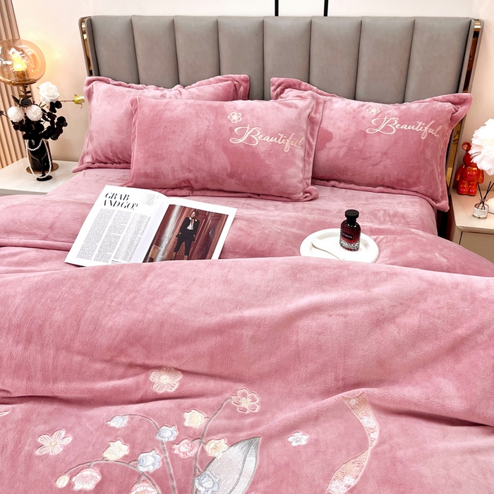 91家纺网 家纺一手货源 找家纺 鑫利来家纺 2025新款简约牛奶绒绣花四件套-铃兰系列 铃兰-豆沙