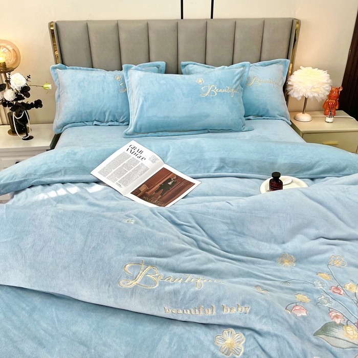 91家纺网 家纺一手货源 找家纺 逸林家纺《原希尔顿逸林》 2025新款简约牛奶绒绣花四件套-铃兰系列 铃兰-繁星蓝