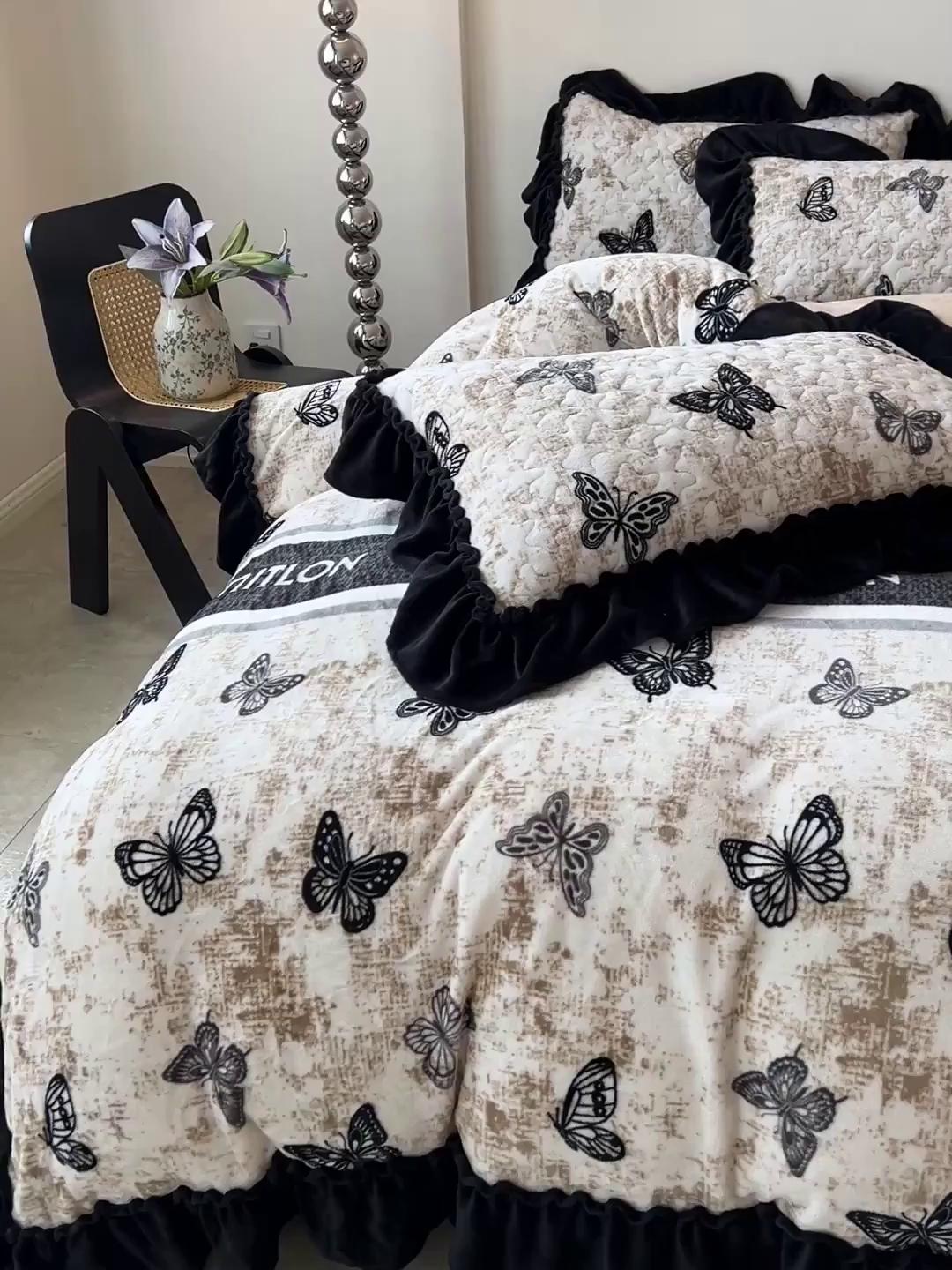 91家纺网 家纺一手货源 找家纺 鹿辉家居（原吉欧力） 2025新款牛奶绒赫本风夹棉床盖四件套 蝴蝶-陀