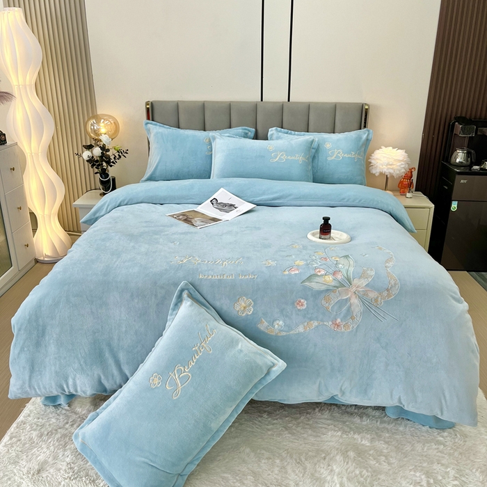 91家纺网 家纺一手货源 找家纺 逸林家纺《原希尔顿逸林》 2025新款简约牛奶绒绣花四件套-铃兰系列 铃兰-繁星蓝