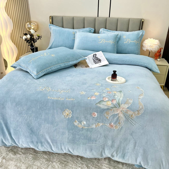 91家纺网 家纺一手货源 找家纺 逸林家纺《原希尔顿逸林》 2025新款简约牛奶绒绣花四件套-铃兰系列 铃兰-繁星蓝