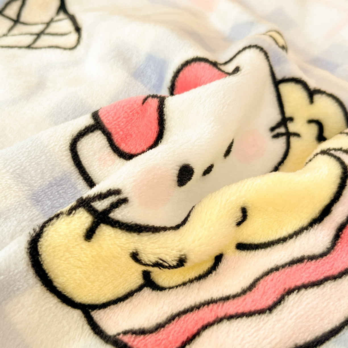 91家纺网 家纺一手货源 找家纺 川悦生活 2025新款加厚保暖高克重牛奶绒宿舍三件套 甜茶小猫