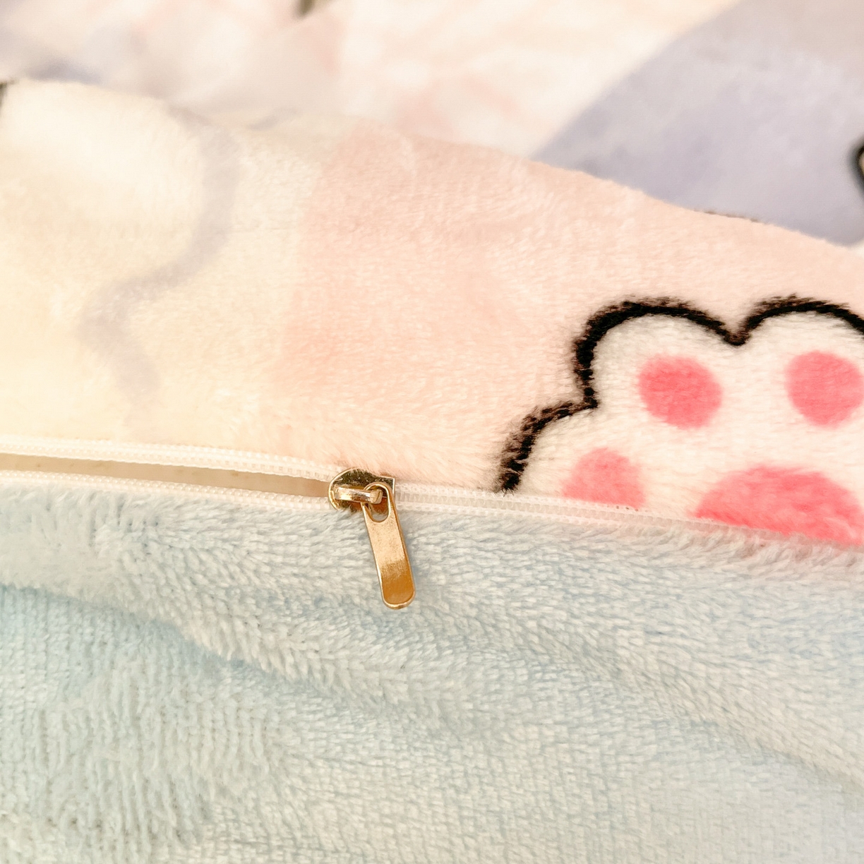 91家纺网 家纺一手货源 找家纺 川悦生活 2025新款加厚保暖高克重牛奶绒宿舍三件套 甜茶小猫