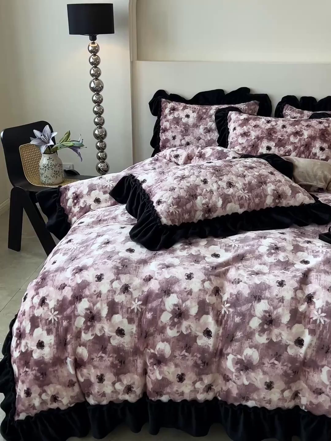 91家纺网 家纺一手货源 找家纺 鹿辉家居（原吉欧力） 2025新款牛奶绒赫本风夹棉床盖四件套 樱花-粉