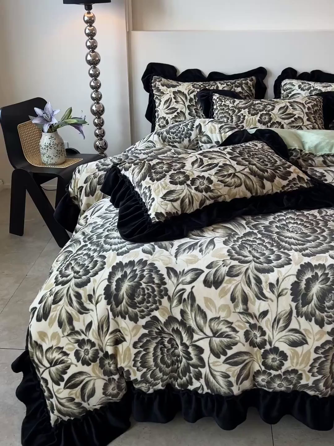 91家纺网 家纺一手货源 找家纺 鹿辉家居（原吉欧力） 2025新款牛奶绒赫本风夹棉床盖四件套 花海-绿