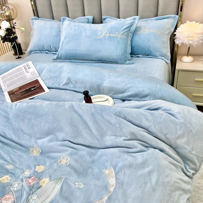 91家纺网 家纺一手货源 找家纺 鑫利来家纺 2025新款简约牛奶绒绣花四件套-铃兰系列 铃兰-繁星蓝