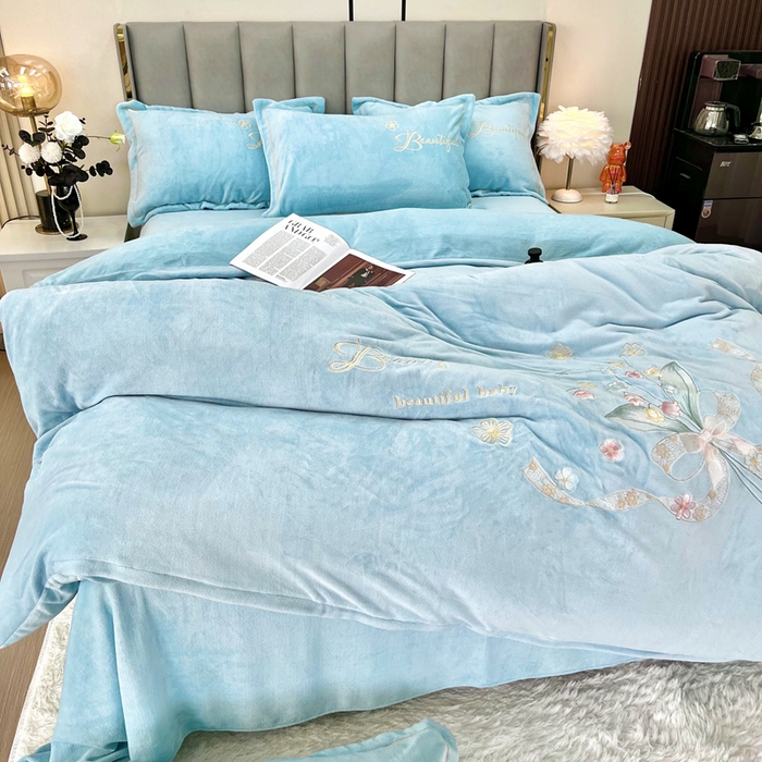 91家纺网 家纺一手货源 找家纺 鑫利来家纺 2025新款简约牛奶绒绣花四件套-铃兰系列 铃兰-繁星蓝