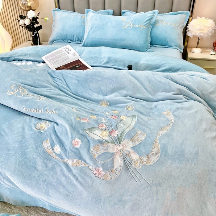 91家纺网 家纺一手货源 找家纺 鑫利来家纺 2025新款简约牛奶绒绣花四件套-铃兰系列 铃兰-繁星蓝