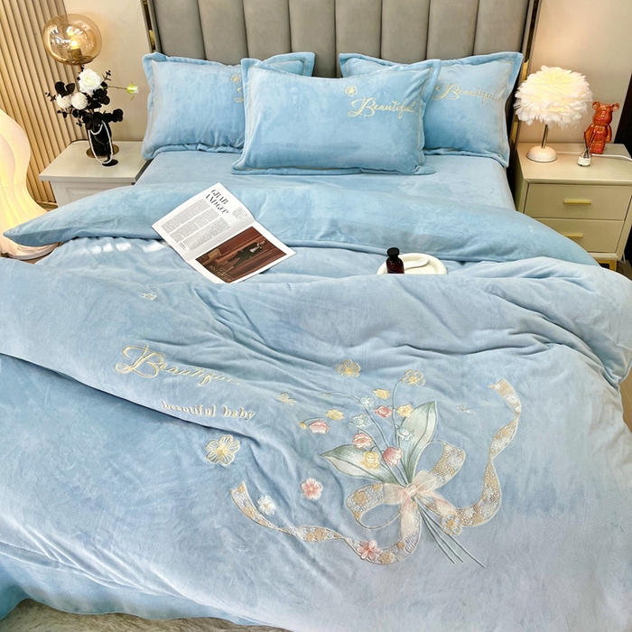 91家纺网 家纺一手货源 找家纺 鑫利来家纺 2025新款简约牛奶绒绣花四件套-铃兰系列 铃兰-繁星蓝