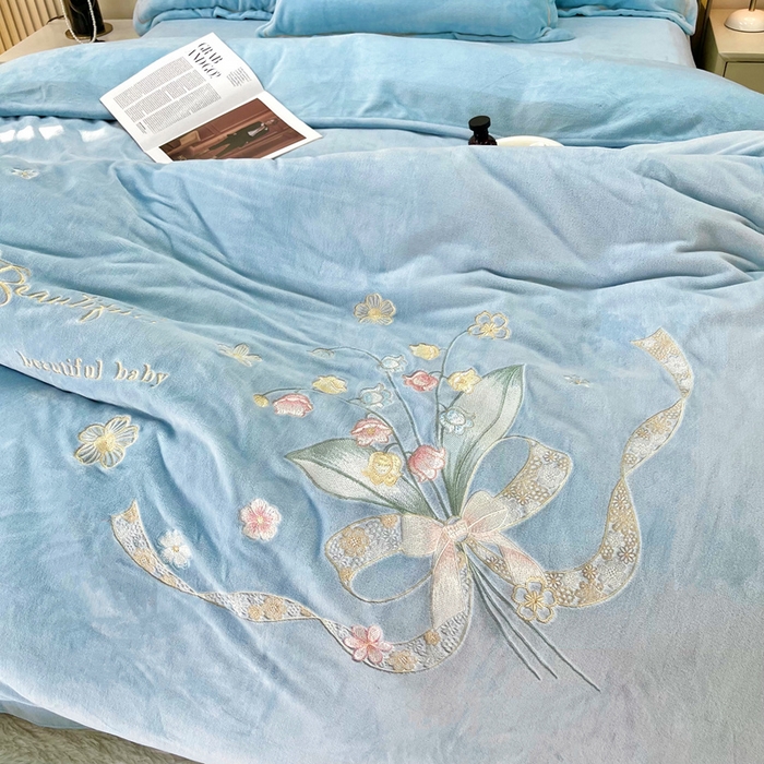 91家纺网 家纺一手货源 找家纺 鑫利来家纺 2025新款简约牛奶绒绣花四件套-铃兰系列 铃兰-繁星蓝