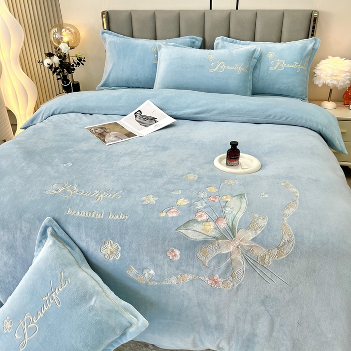 91家纺网 家纺一手货源 找家纺 鑫利来家纺 2025新款简约牛奶绒绣花四件套-铃兰系列 铃兰-繁星蓝