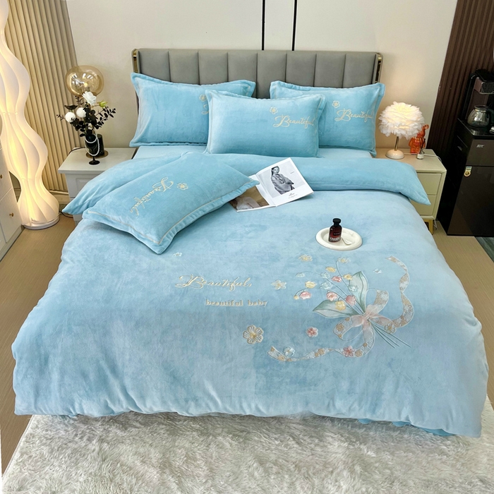 91家纺网 家纺一手货源 找家纺 鑫利来家纺 2025新款简约牛奶绒绣花四件套-铃兰系列 铃兰-繁星蓝