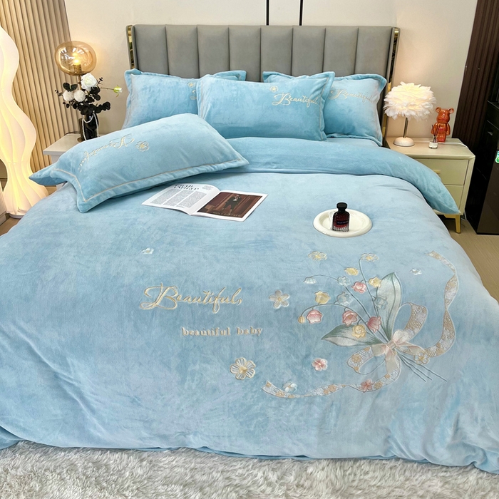 91家纺网 家纺一手货源 找家纺 鑫利来家纺 2025新款简约牛奶绒绣花四件套-铃兰系列 铃兰-繁星蓝