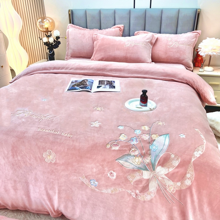 91家纺网 家纺一手货源 找家纺 逸林家纺《原希尔顿逸林》 2025新款简约牛奶绒绣花四件套-铃兰系列 铃兰-粉玉