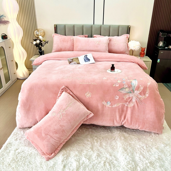 91家纺网 家纺一手货源 找家纺 逸林家纺《原希尔顿逸林》 2025新款简约牛奶绒绣花四件套-铃兰系列 铃兰-粉玉