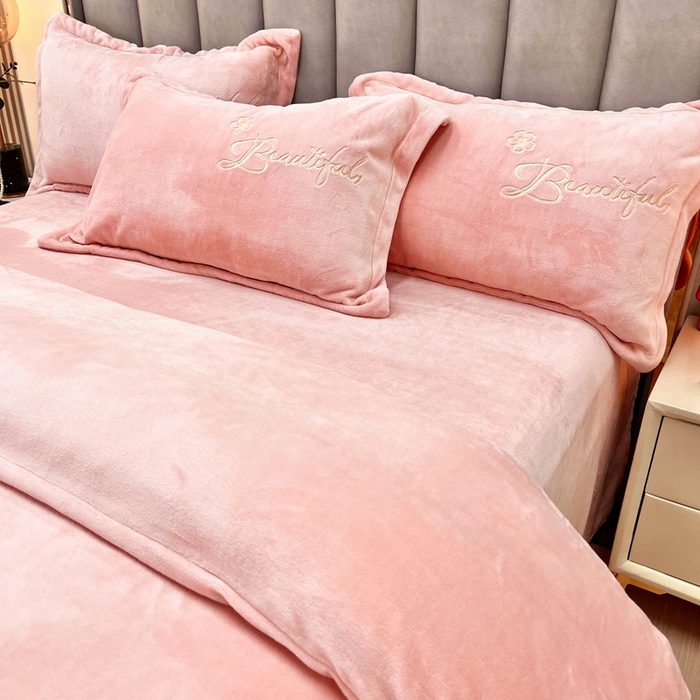 91家纺网 家纺一手货源 找家纺 逸林家纺《原希尔顿逸林》 2025新款简约牛奶绒绣花四件套-铃兰系列 铃兰-粉玉