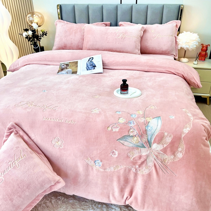 91家纺网 家纺一手货源 找家纺 逸林家纺《原希尔顿逸林》 2025新款简约牛奶绒绣花四件套-铃兰系列 铃兰-粉玉