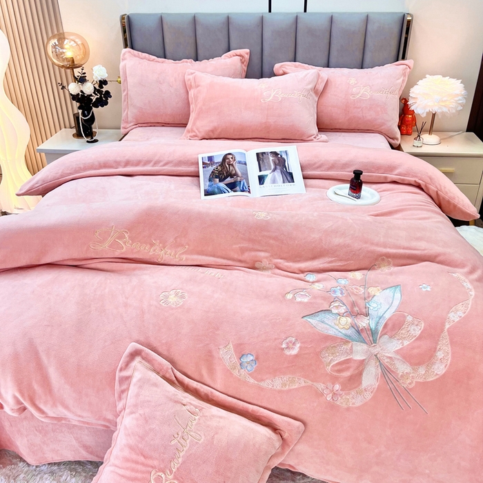 91家纺网 家纺一手货源 找家纺 逸林家纺《原希尔顿逸林》 2025新款简约牛奶绒绣花四件套-铃兰系列 铃兰-粉玉