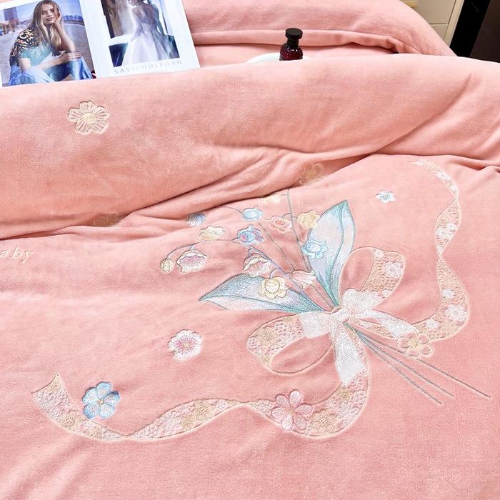 91家纺网 家纺一手货源 找家纺 逸林家纺《原希尔顿逸林》 2025新款简约牛奶绒绣花四件套-铃兰系列 铃兰-粉玉