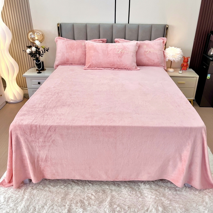 91家纺网 家纺一手货源 找家纺 逸林家纺《原希尔顿逸林》 2025新款简约牛奶绒绣花四件套-铃兰系列 铃兰-粉玉