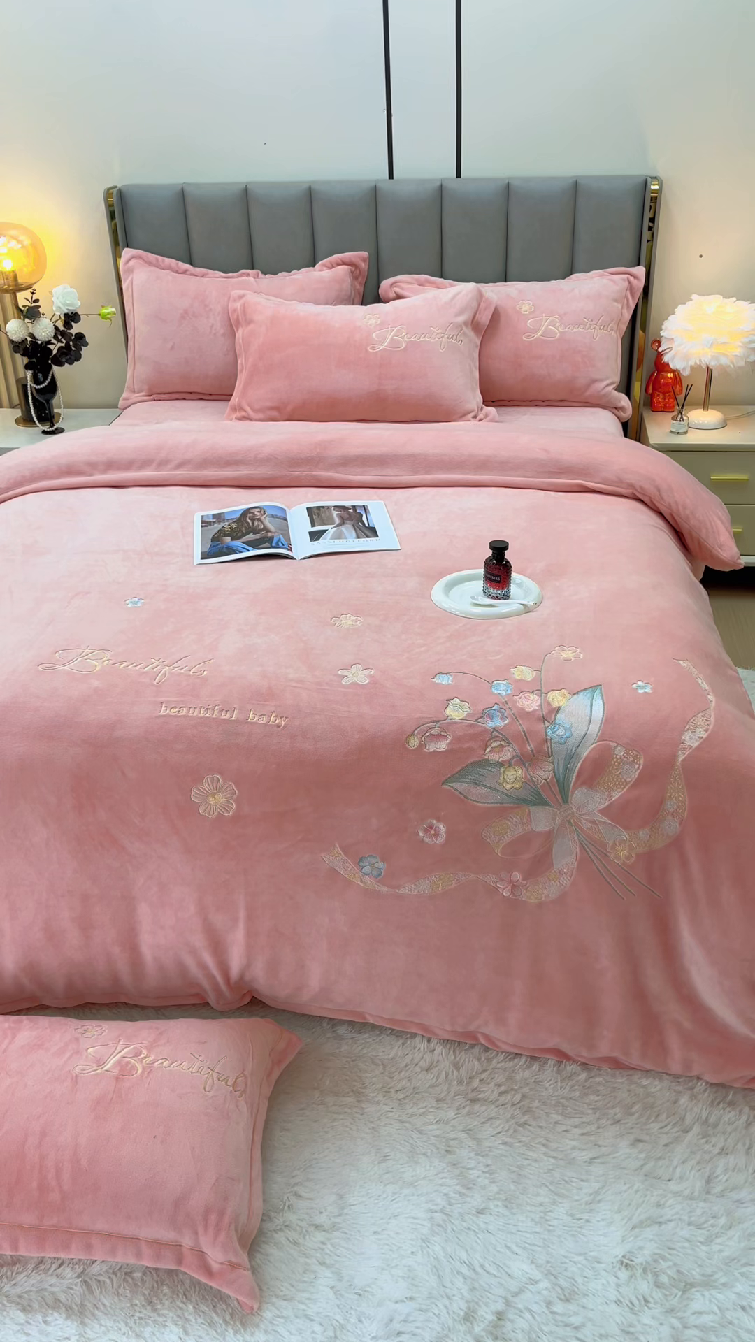 91家纺网 家纺一手货源 找家纺 逸林家纺《原希尔顿逸林》 2025新款简约牛奶绒绣花四件套-铃兰系列 铃兰-粉玉