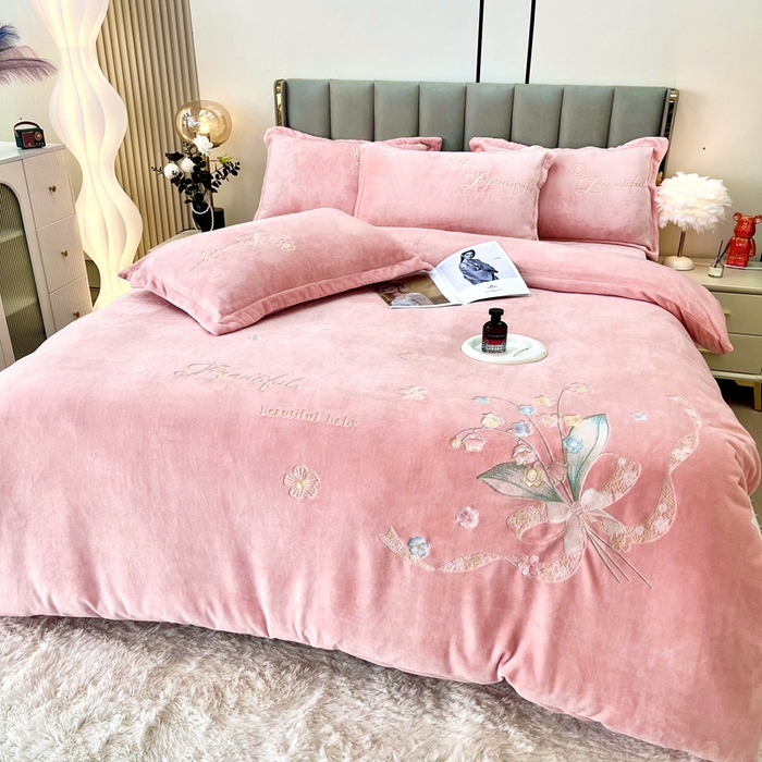 91家纺网 家纺一手货源 找家纺 鑫利来家纺 2025新款简约牛奶绒绣花四件套-铃兰系列 铃兰-粉玉