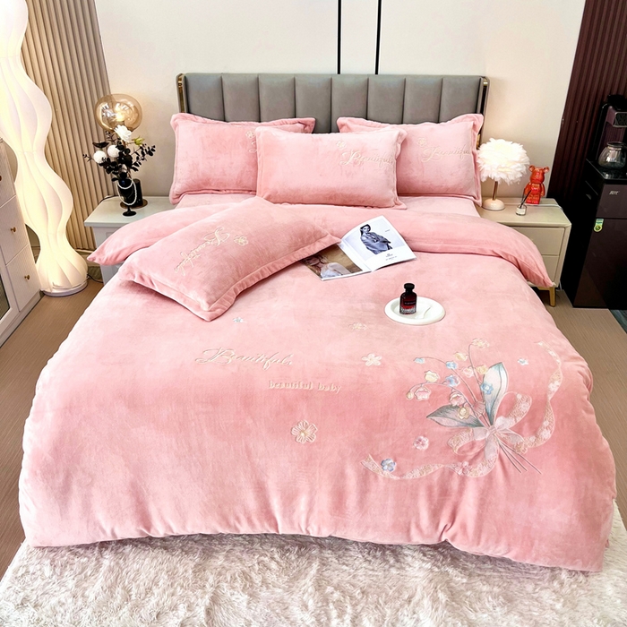 91家纺网 家纺一手货源 找家纺 鑫利来家纺 2025新款简约牛奶绒绣花四件套-铃兰系列 铃兰-粉玉