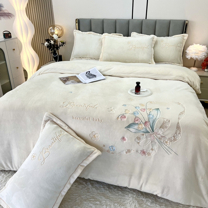 91家纺网 家纺一手货源 找家纺 逸林家纺《原希尔顿逸林》 2025新款简约牛奶绒绣花四件套-铃兰系列 铃兰-奶白