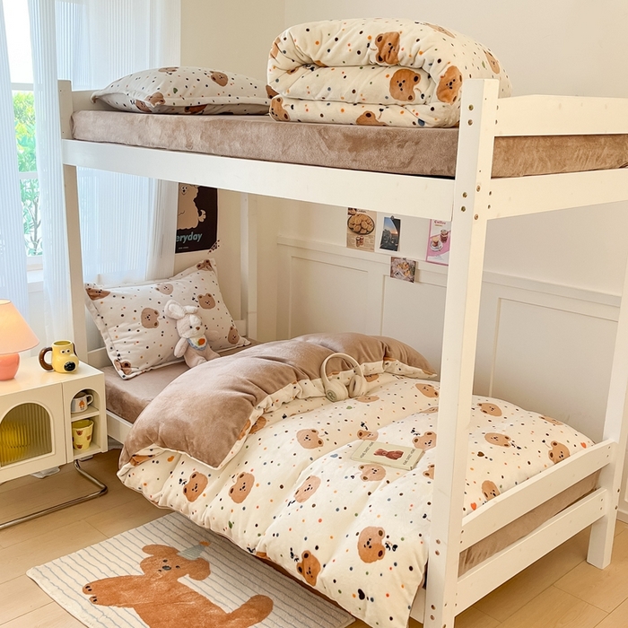 91家纺网 家纺一手货源 找家纺 川悦生活 2025新款加厚保暖高克重牛奶绒宿舍三件套 小熊仔仔