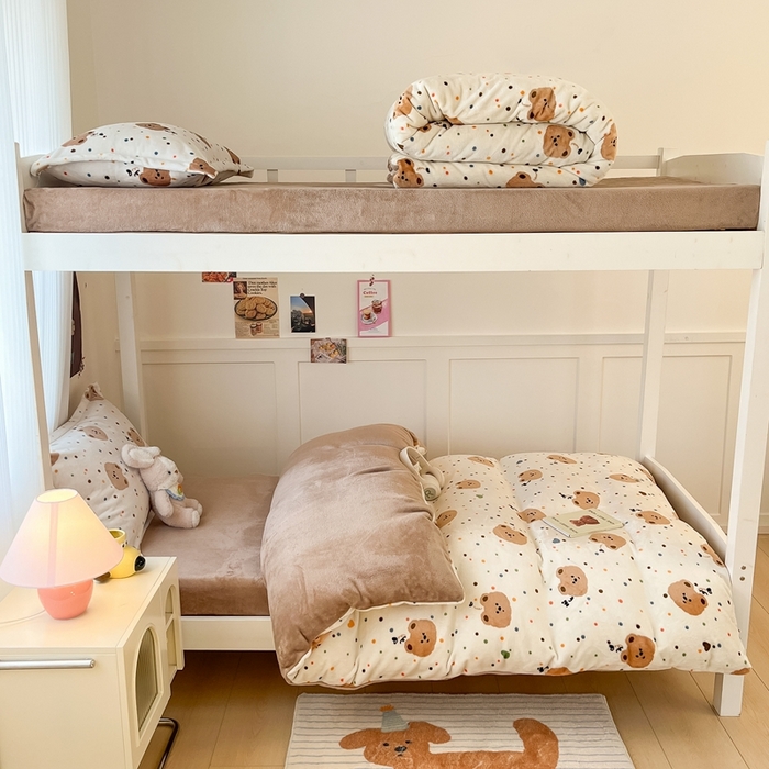 91家纺网 家纺一手货源 找家纺 川悦生活 2025新款加厚保暖高克重牛奶绒宿舍三件套 小熊仔仔