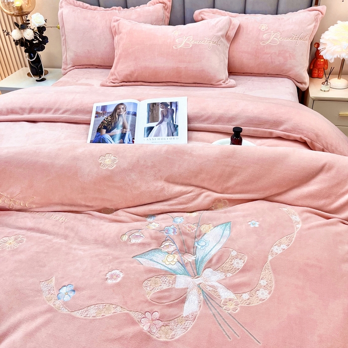 91家纺网 家纺一手货源 找家纺 鑫利来家纺 2025新款简约牛奶绒绣花四件套-铃兰系列 铃兰-粉玉