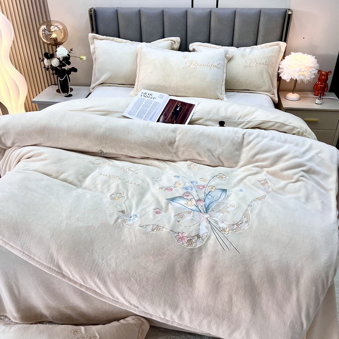 91家纺网 家纺一手货源 找家纺 逸林家纺《原希尔顿逸林》 2025新款简约牛奶绒绣花四件套-铃兰系列 铃兰-奶白