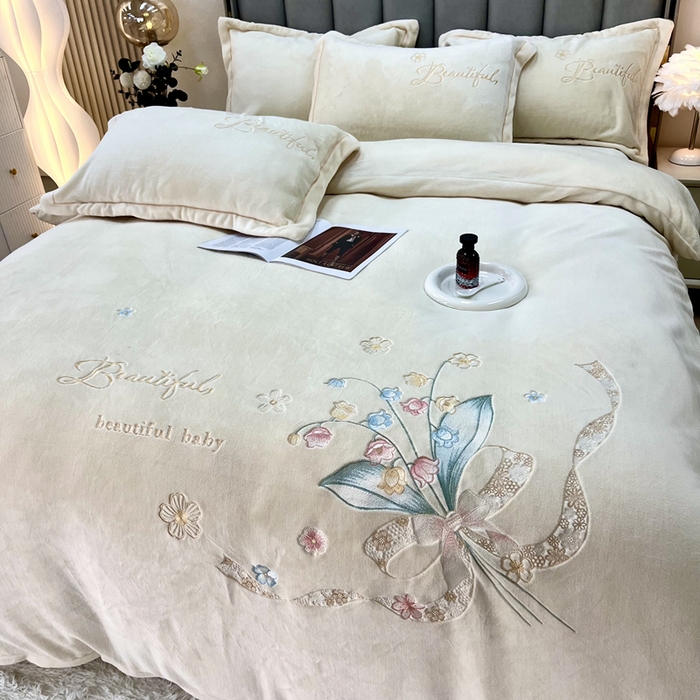 91家纺网 家纺一手货源 找家纺 逸林家纺《原希尔顿逸林》 2025新款简约牛奶绒绣花四件套-铃兰系列 铃兰-奶白