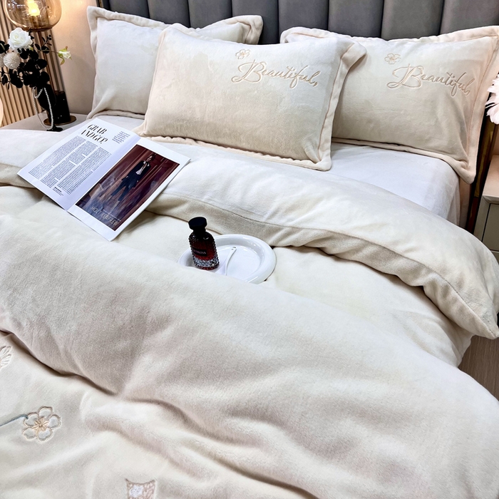 91家纺网 家纺一手货源 找家纺 逸林家纺《原希尔顿逸林》 2025新款简约牛奶绒绣花四件套-铃兰系列 铃兰-奶白