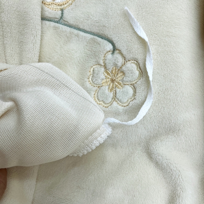 91家纺网 家纺一手货源 找家纺 逸林家纺《原希尔顿逸林》 2025新款简约牛奶绒绣花四件套-铃兰系列 铃兰-奶白