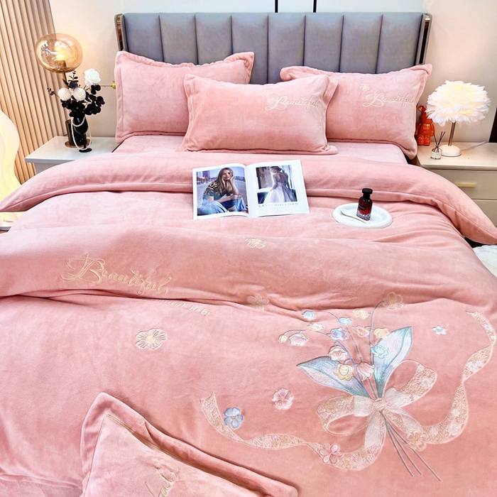 91家纺网 家纺一手货源 找家纺 鑫利来家纺 2025新款简约牛奶绒绣花四件套-铃兰系列 铃兰-粉玉