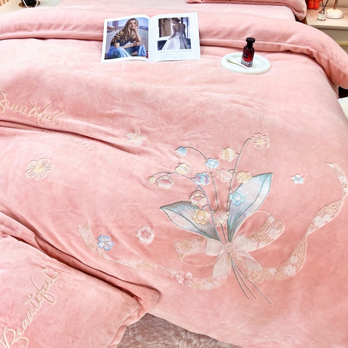 91家纺网 家纺一手货源 找家纺 鑫利来家纺 2025新款简约牛奶绒绣花四件套-铃兰系列 铃兰-粉玉