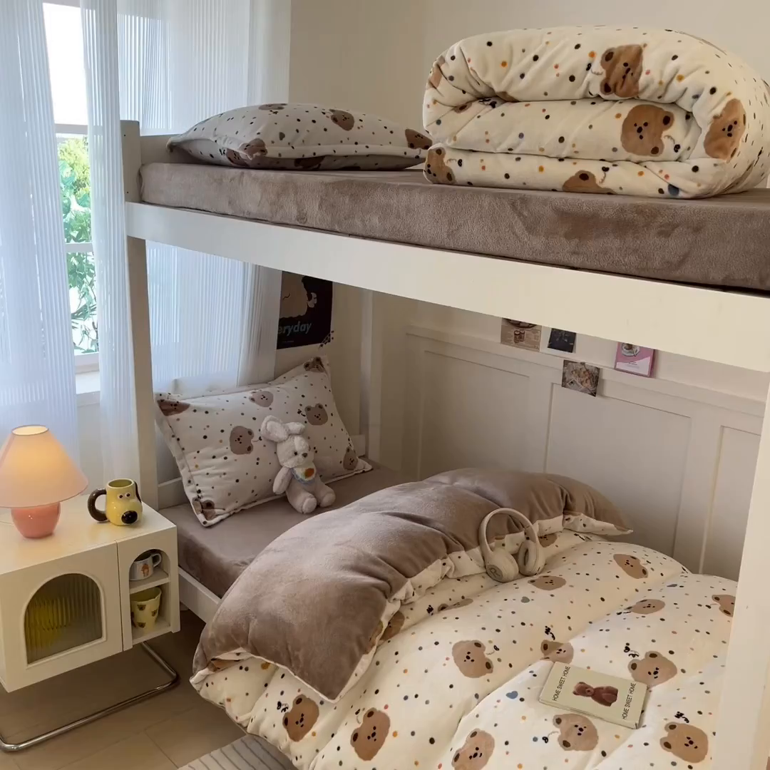 91家纺网 家纺一手货源 找家纺 川悦生活 2025新款加厚保暖高克重牛奶绒宿舍三件套 小熊仔仔