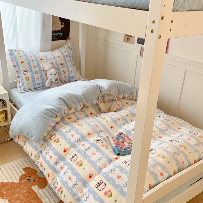 91家纺网 家纺一手货源 找家纺 川悦生活 2025新款加厚保暖高克重牛奶绒宿舍三件套 心心蜜兔