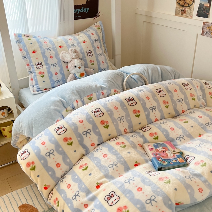 91家纺网 家纺一手货源 找家纺 川悦生活 2025新款加厚保暖高克重牛奶绒宿舍三件套 心心蜜兔