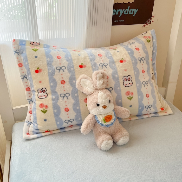 91家纺网 家纺一手货源 找家纺 川悦生活 2025新款加厚保暖高克重牛奶绒宿舍三件套 心心蜜兔