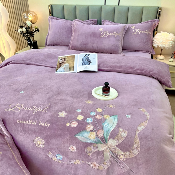 91家纺网 家纺一手货源 找家纺 逸林家纺《原希尔顿逸林》 2025新款简约牛奶绒绣花四件套-铃兰系列 铃兰-香芋紫