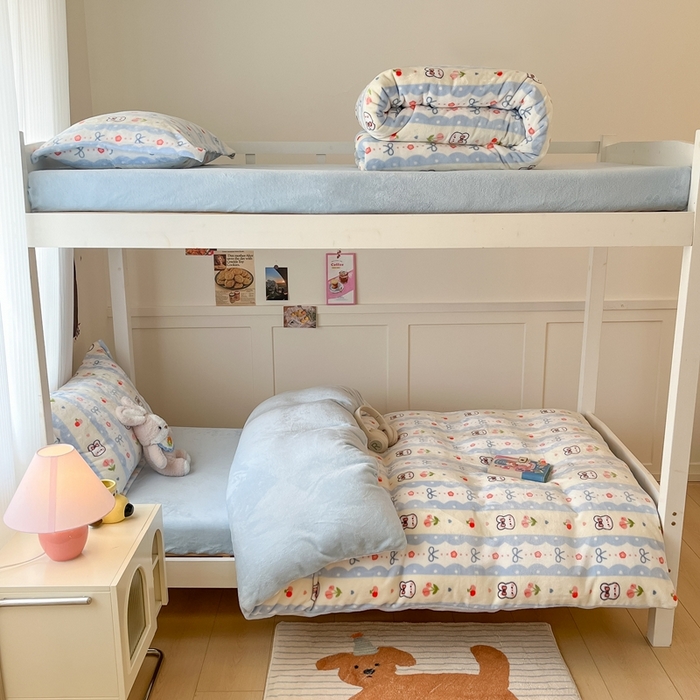 91家纺网 家纺一手货源 找家纺 川悦生活 2025新款加厚保暖高克重牛奶绒宿舍三件套 心心蜜兔