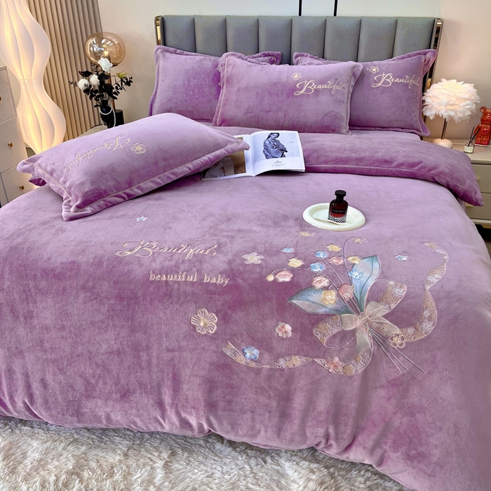 91家纺网 家纺一手货源 找家纺 逸林家纺《原希尔顿逸林》 2025新款简约牛奶绒绣花四件套-铃兰系列 铃兰-香芋紫