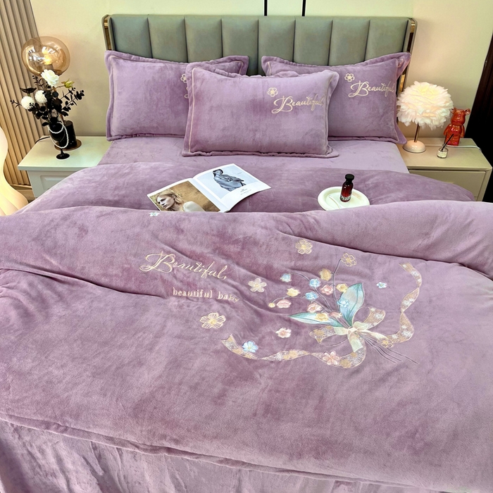 91家纺网 家纺一手货源 找家纺 逸林家纺《原希尔顿逸林》 2025新款简约牛奶绒绣花四件套-铃兰系列 铃兰-香芋紫