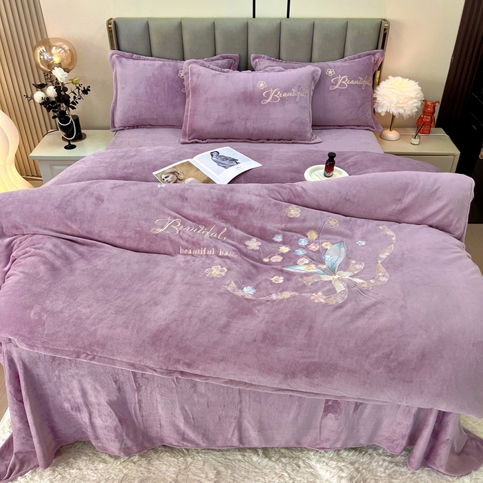 91家纺网 家纺一手货源 找家纺 逸林家纺《原希尔顿逸林》 2025新款简约牛奶绒绣花四件套-铃兰系列 铃兰-香芋紫