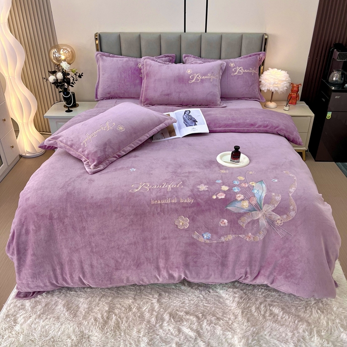 91家纺网 家纺一手货源 找家纺 逸林家纺《原希尔顿逸林》 2025新款简约牛奶绒绣花四件套-铃兰系列 铃兰-香芋紫