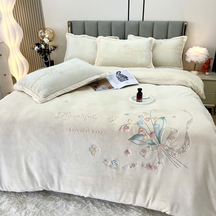 91家纺网 家纺一手货源 找家纺 鑫利来家纺 2025新款简约牛奶绒绣花四件套-铃兰系列 铃兰-奶白